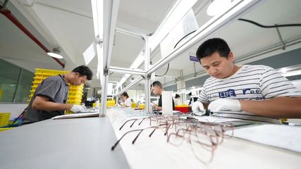 喜訊!余江區(qū)眼鏡產(chǎn)業(yè)集群獲評(píng)國(guó)家級(jí)中小企業(yè)特色產(chǎn)業(yè)集群 融合穿戴設(shè)備技術(shù)開(kāi)發(fā)引領(lǐng)產(chǎn)業(yè)升級(jí)